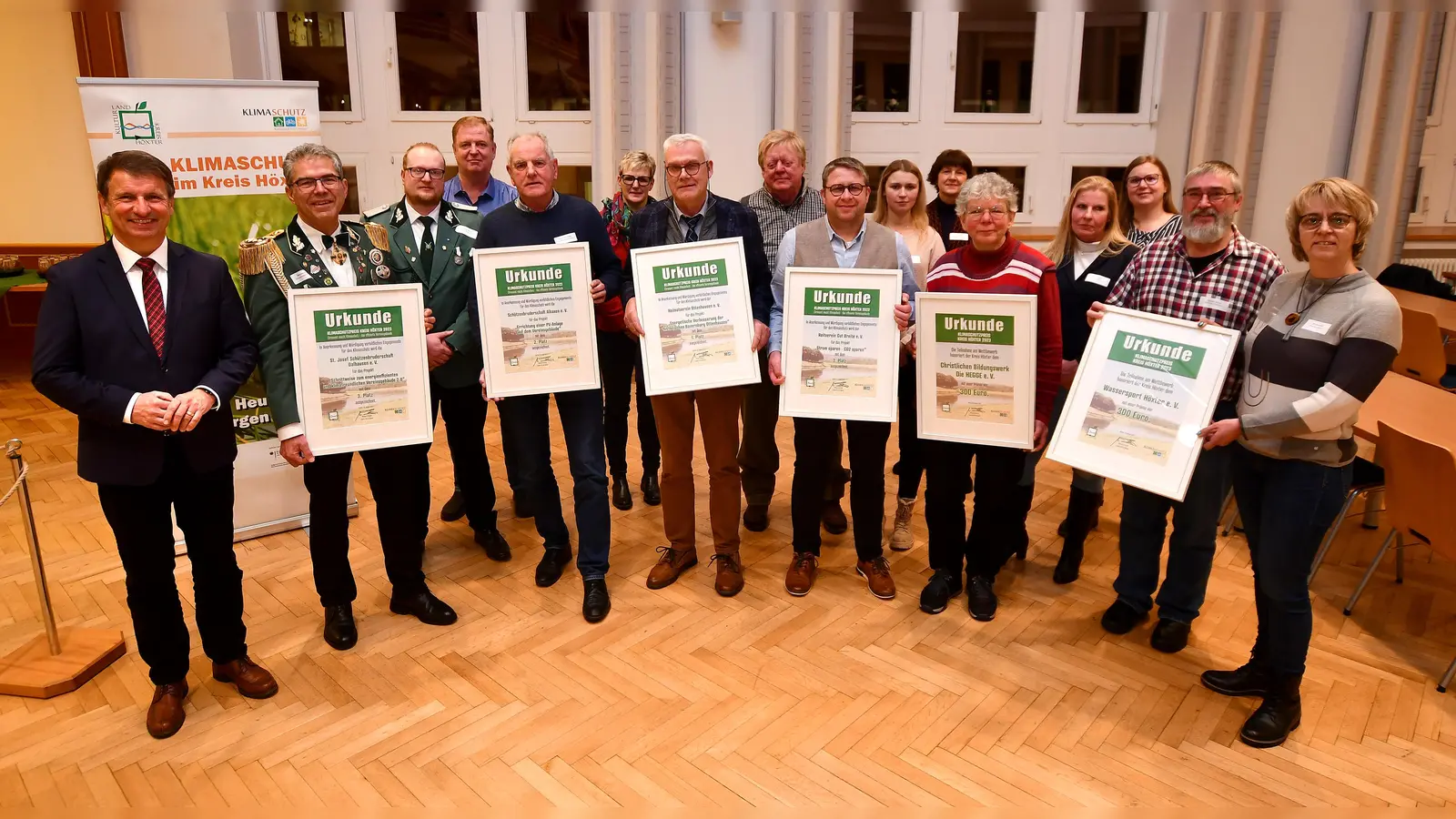 Landrat Michael Stickeln (links) freute sich, sieben zukunftsweisende Projekte heimischer Vereine in der Aula des Kreishauses mit dem Klimaschutzpreis des Kreises Höxter 2023 auszuzeichnen. (Foto: Kreis Höxter)