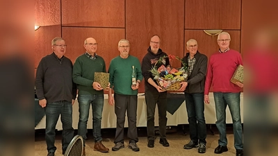 V.l.: Ulrich Jung, Vorsitzender HKV, Josef Grabbe, Josef Ahlemeyer, Grünkohlkönig Erhard Gröne und Ewald Kreilos. (Foto: privat)