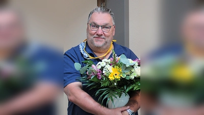 Blumen zum Jubiläum: Lutz Beinsen ist seit 25 Jahren in der Personalabteilung des Albert-Schweitzer-Familienwerk e.V. tätig. (Foto: Foto: Albert-Schweitzer-Familienwerk)